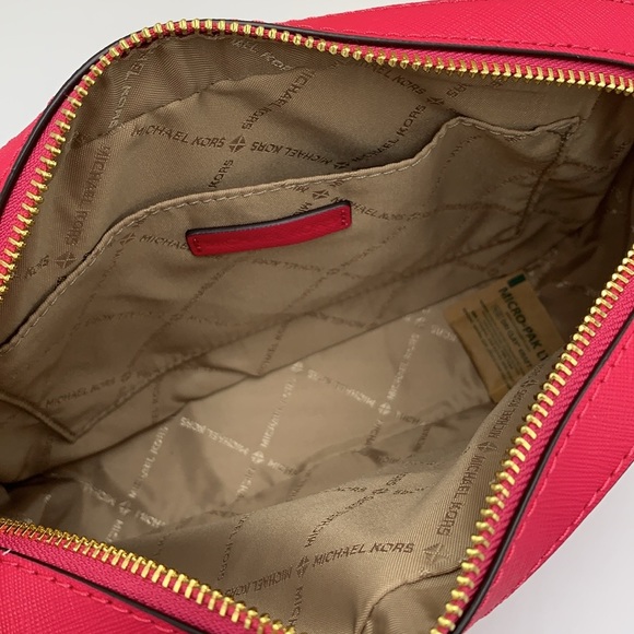 MICHAEL KORS
Jet Set Large Saffiano Leather Crossbody Bag
ELECTRIC PINK
NWT - Picture 5 of 16